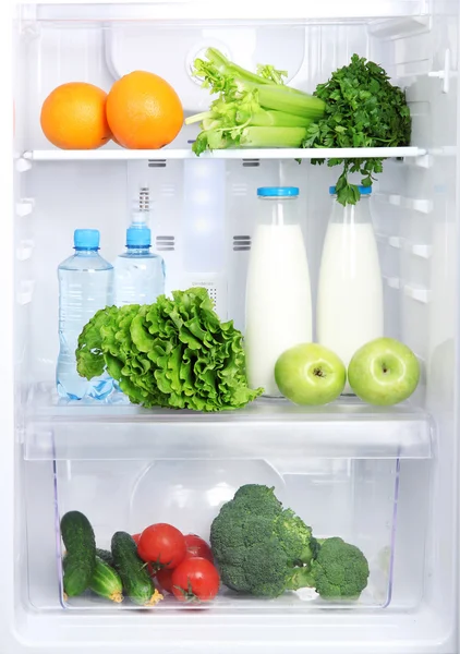 채식 요리와 냉장고를 열으십시오 — 스톡 사진
