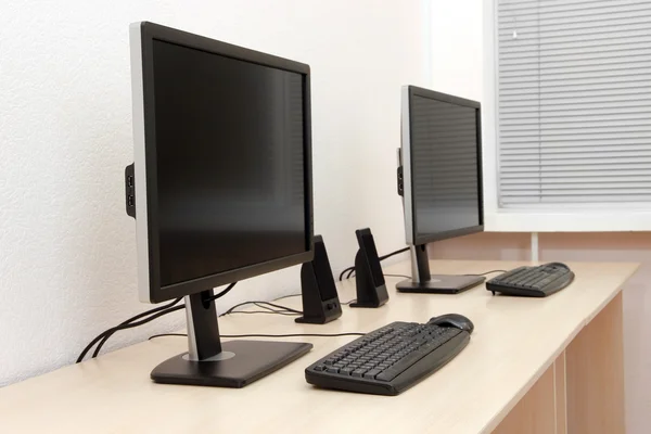 Computer auf Tischen im Zimmer — Stockfoto