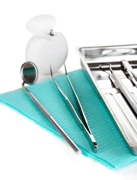 Outils dentistes isolés sur blanc — Photo