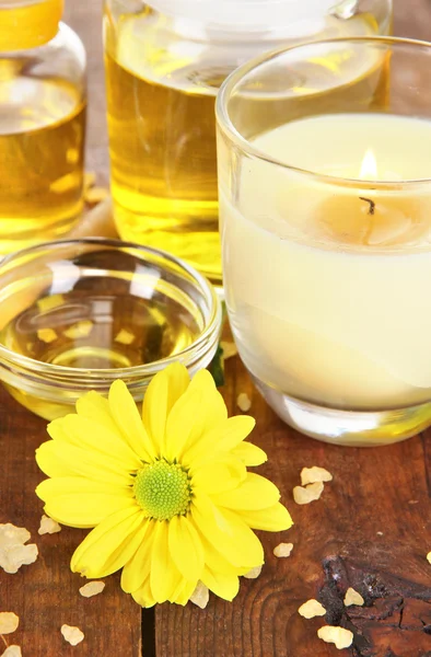 Spa au miel parfumé avec huiles et miel sur table en bois close-up — Photo