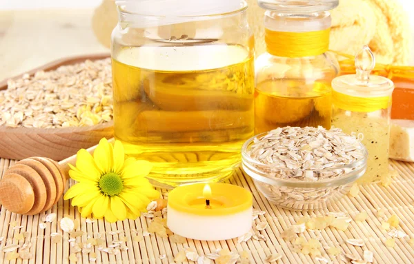 Fragrant honey spa with oils and honey on wooden table close-up — Stock Photo, Image