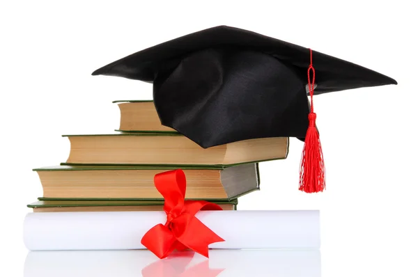 Cappello laureato con diploma e libri isolati su bianco — Foto Stock