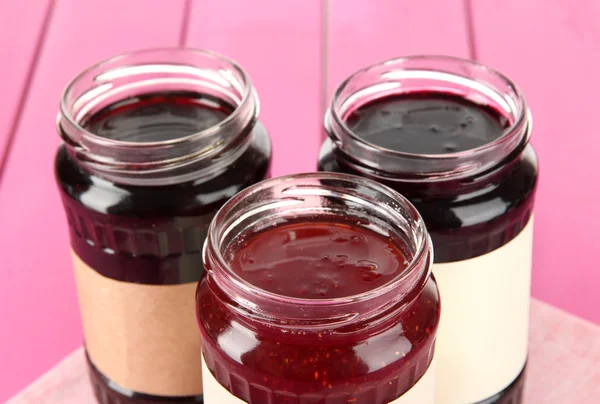 Marmellata saporita in banche su tavolo primo piano — Foto Stock