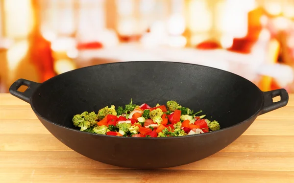 Ragù vegetale in wok, su sfondo luminoso — Foto Stock