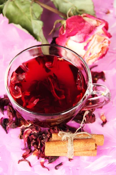 Tisane dans une tasse en verre, sur fond de bois couleur — Photo