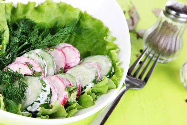 Ahşap masa yakın çekim ıslak zeminde vitamini sebze salatası — Stok fotoğraf