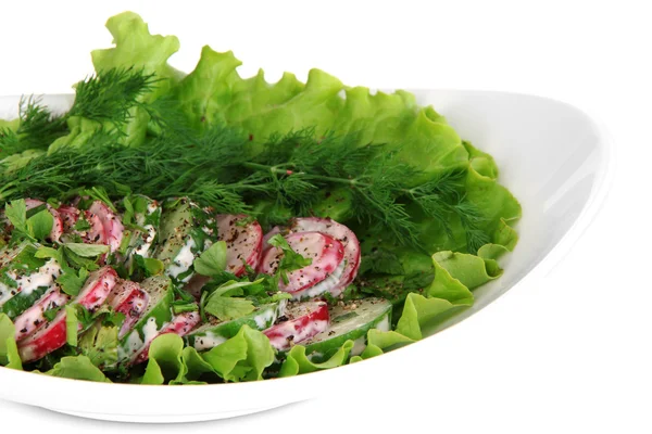 Vitamine plantaardige salade in plaat geïsoleerd op wit — Stockfoto