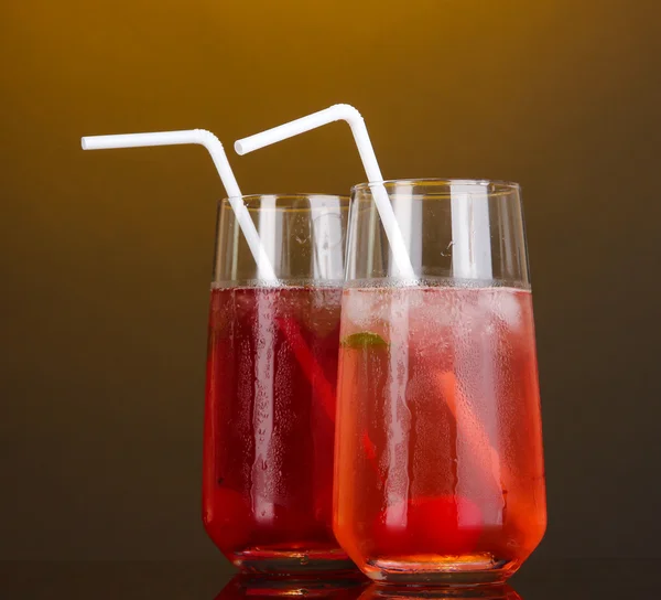 Dos cócteles de cereza con hielo sobre fondo naranja oscuro — Foto de Stock