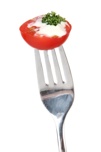 Cherry tomaten plakken op vork, geïsoleerd op wit — Stockfoto