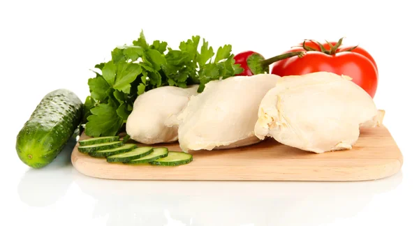 Pechuga de pollo hervida en tabla de cortar de madera con verduras aisladas en blanco — Foto de Stock