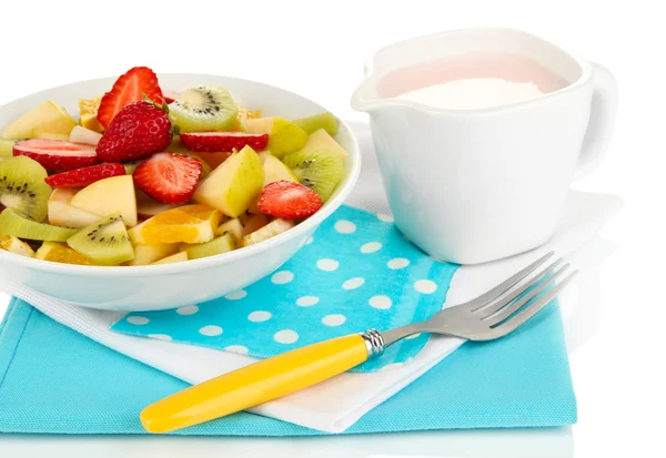 La ensalada útil de frutas frescas y las bayas en la escudilla aislada sobre blanco —  Fotos de Stock