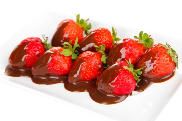 Aardbeien gedoopt in chocolade fondue geïsoleerd op wit — Stockfoto