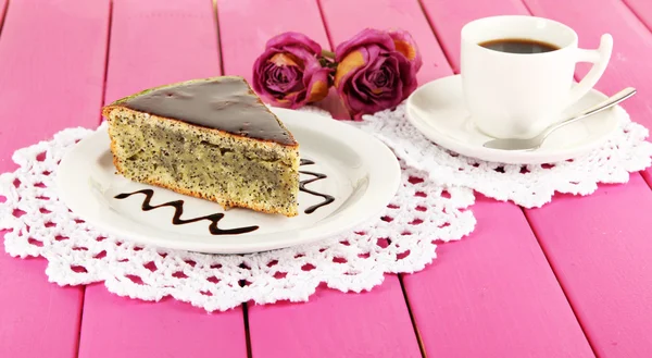 Kahve Tablo yakın çekim üzerinde lezzetli haşhaş tohumu pastayla — Stok fotoğraf