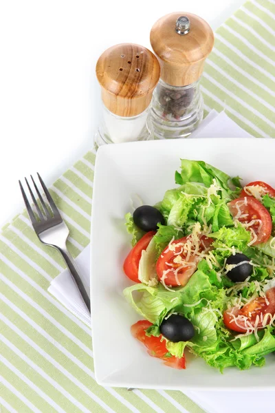 냅킨에 접시에 가벼운 샐러드 — 스톡 사진
