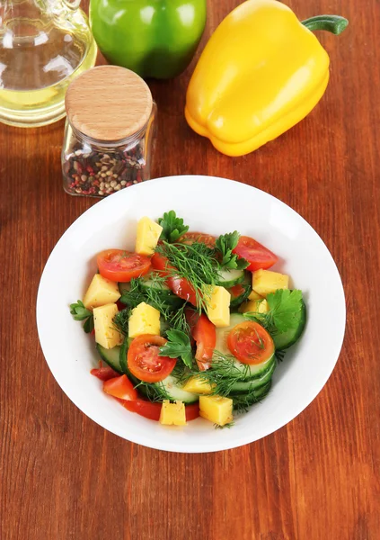 Ahşap masa üzerinde plaka hafif salata — Stok fotoğraf