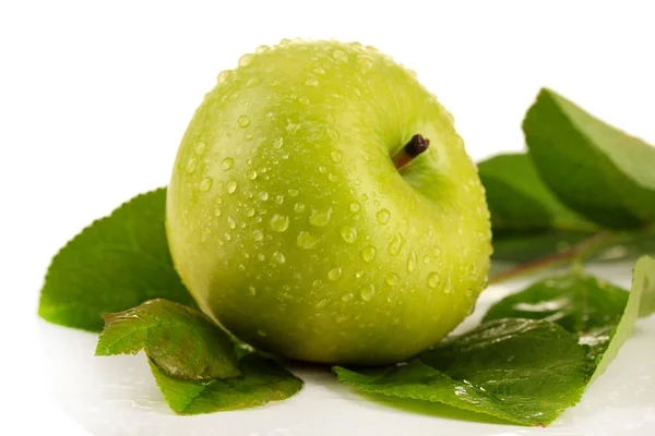 Manzana verde jugosa con hojas, aislada en blanco — Foto de Stock