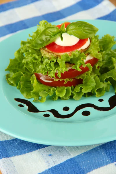 Sabroso tueste de médula y rodajas de tomate con hojas de ensalada, primer plano — Foto de Stock