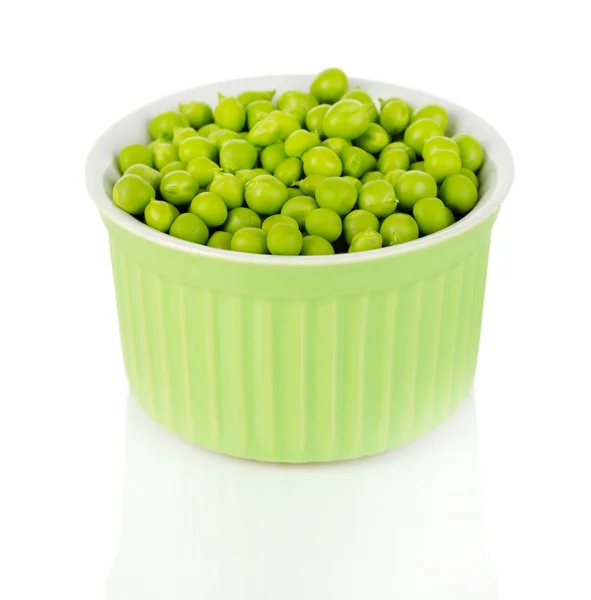 Pois verts doux dans un bol isolé sur blanc — Photo