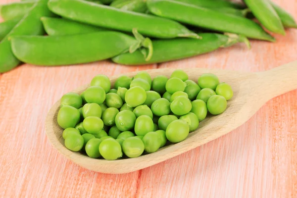 Guisantes verdes dulces sobre fondo de madera — Foto de Stock