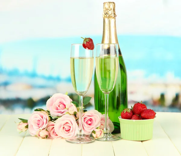 Romantische Stilleven met champagne, aardbei en roze rozen, op lichte achtergrond — Stockfoto