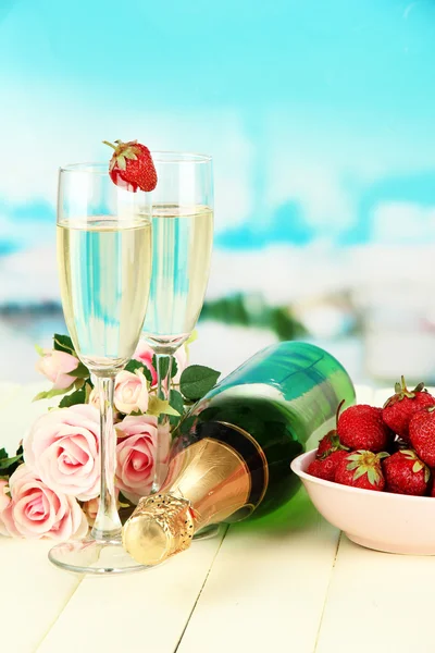 Romantyczny martwa natura z szampanem, truskawka i różowy róż, na jasnym tle — Zdjęcie stockowe