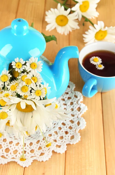 Beautiful bouquet chamomiles in teapot on wooden table close-up — Stock Photo, Image