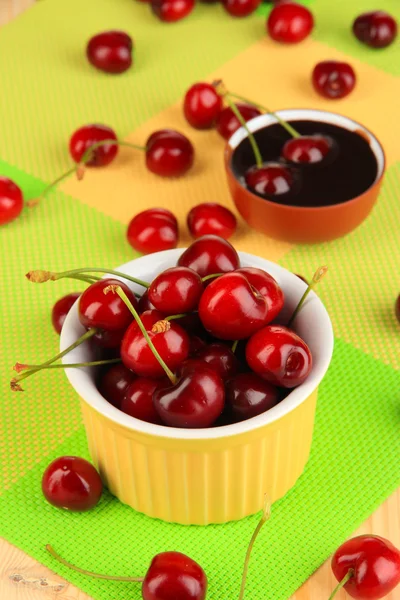 Ahşap masa yakın çekim ıslak zeminde kırmızı kiraz meyveleri olgunlaşmış — Stok fotoğraf
