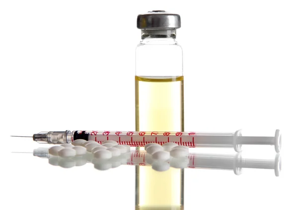 Tıbbi şişe tabletler ve üzerinde beyaz izole şırınga — Stok fotoğraf