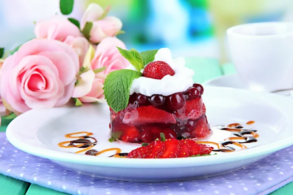 Smakelijke gelei dessert met verse bessen, op lichte achtergrond — Stockfoto