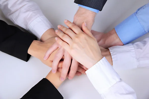 Grupo de jovens mãos isoladas sobre branco — Fotografia de Stock