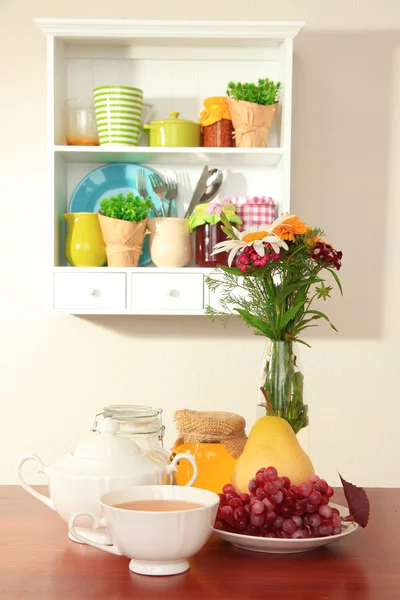 Composición de la cocina en la mesa sobre el fondo del estante —  Fotos de Stock