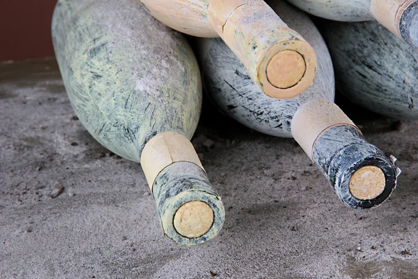 Gamla flaskor vin, på mörkbrun bakgrund — Stockfoto