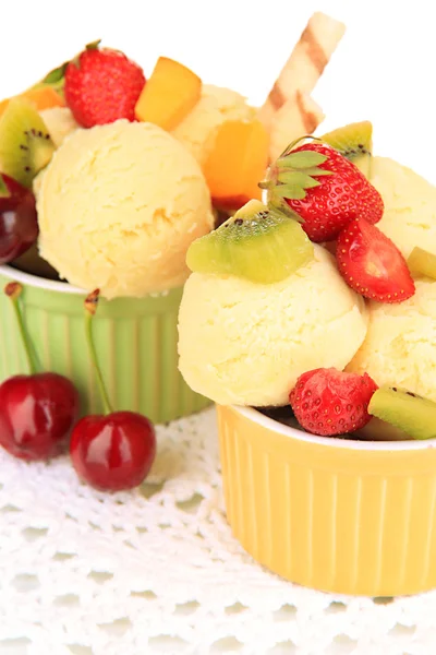 Delicioso sorvete com frutas e bagas na tigela de perto — Fotografia de Stock