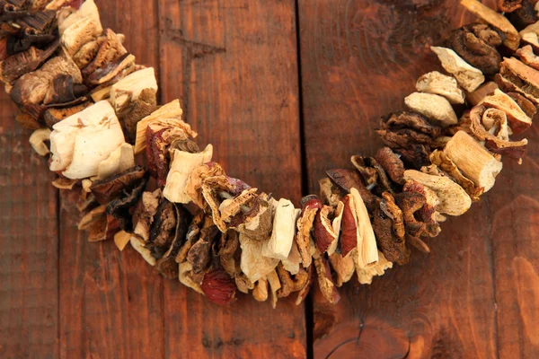 Champignons séchés sur fond bois — Photo