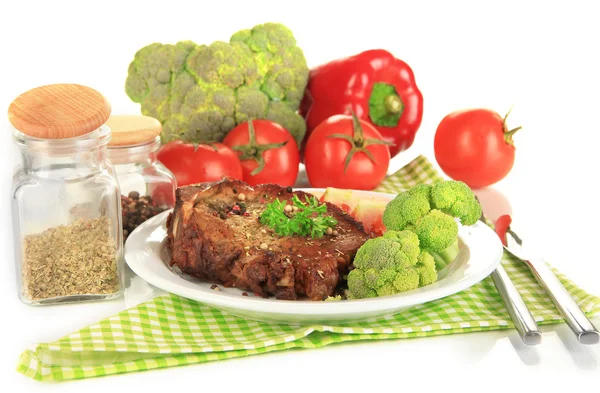 Trozo de carne frita en el plato aislado en blanco — Foto de Stock