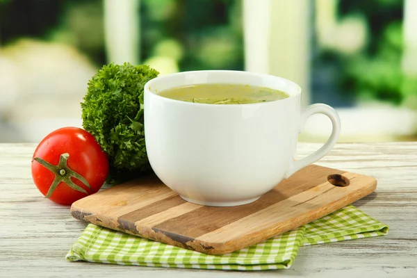 Kopje soep op houten tafel — Stockfoto