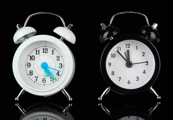 Dos relojes de alarma de estilo antiguo aislados en negro — Foto de Stock