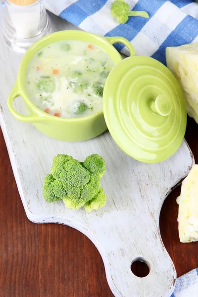 Kohlsuppe im Teller an Bord zum Schneiden in Serviettennähe auf Holztisch — Stockfoto