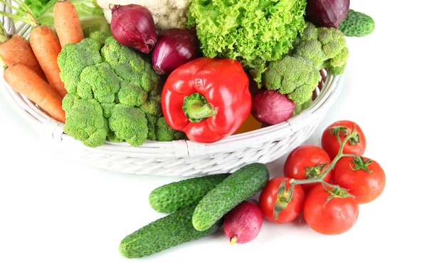 Verduras frescas en canasta de mimbre blanco de cerca —  Fotos de Stock