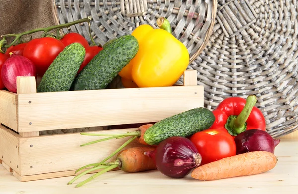 Свежие овощи в коробке на деревянном столе — стоковое фото