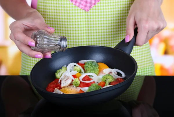 Handen koken plantaardige ragout in pan in keuken — Stockfoto