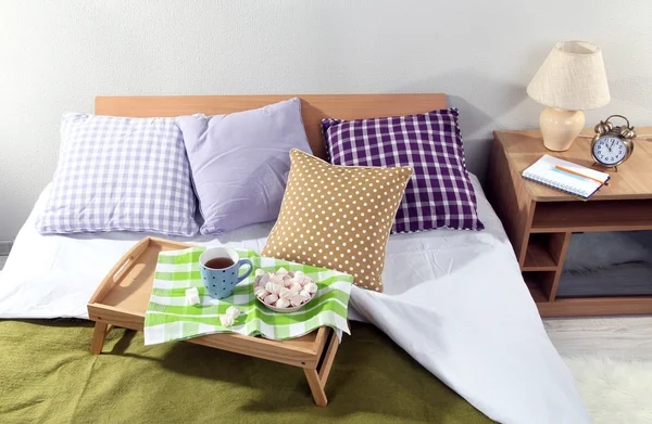 Кровать с завтраком в комнате с видом сверху крупным планом — стоковое фото