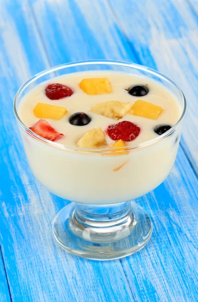 Delizioso yogurt con frutta sul tavolo primo piano — Foto Stock