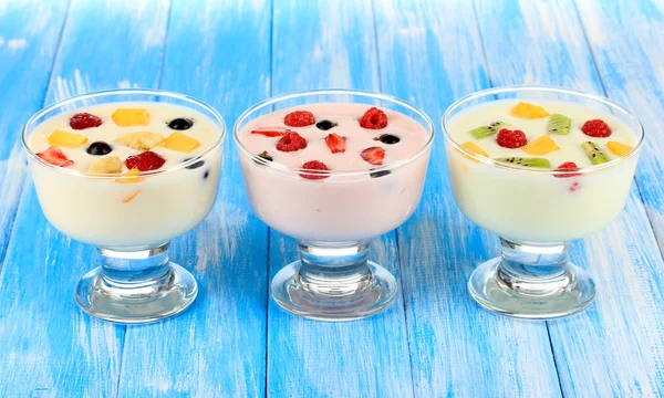 Köstlicher Joghurt mit Obst auf dem Tisch aus nächster Nähe — Stockfoto