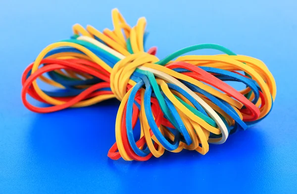 Kleurrijke rubber bands op blauwe achtergrond — Stockfoto