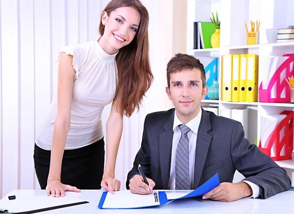 Colegas de negócios trabalhando juntos no escritório — Fotografia de Stock