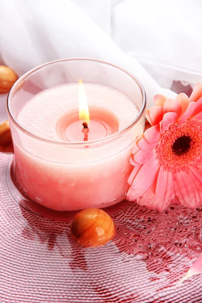 Hermosa vela rosa con flor en agua — Foto de Stock