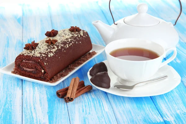 Rollo dulce con taza de té en primer plano de la mesa —  Fotos de Stock