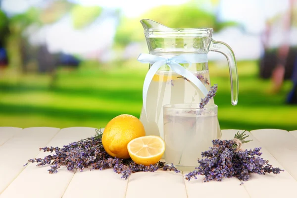 Limonata di lavanda, su sfondo brillante — Foto Stock