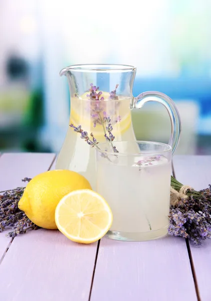 Limonada de lavanda, sobre mesa de madera violeta, sobre fondo brillante — Foto de Stock